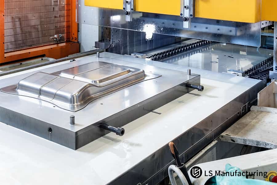La presse hydraulique forme un bac de batterie en acier DC04 lors d'une opération de découpage guidée CNC pour une utilisation automobile.