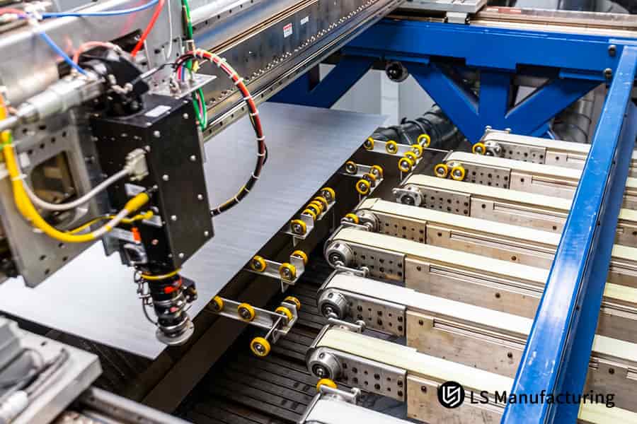 Le bras robotisé récupère avec précision 430 flans d'acier inoxydable du convoyeur pour la production d'appareils.